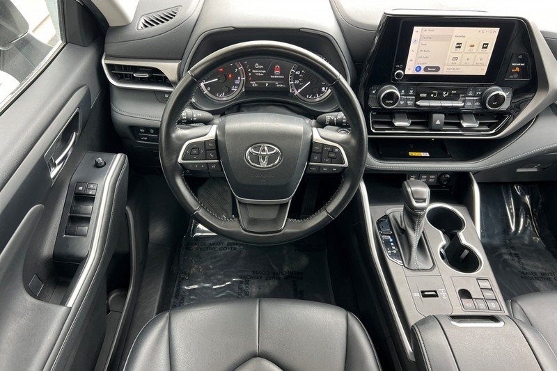 Toyota Highlander Vehicle Full-screen Gallery Image 14