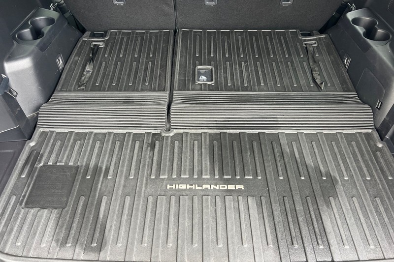 Toyota Highlander Vehicle Full-screen Gallery Image 16