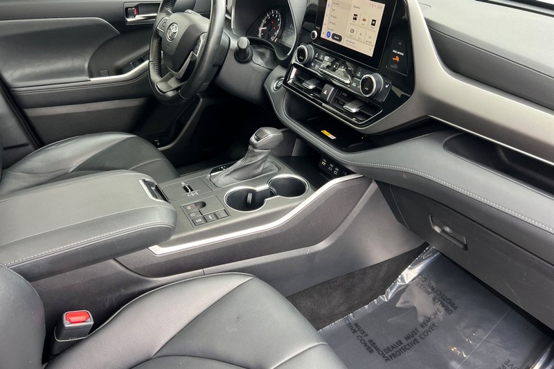 Toyota Highlander Vehicle Full-screen Gallery Image 17