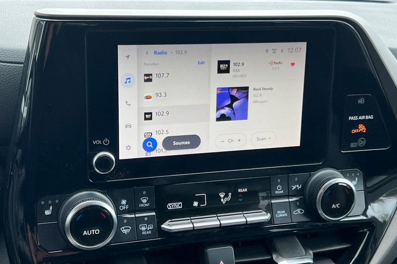 Toyota Highlander Vehicle Full-screen Gallery Image 19