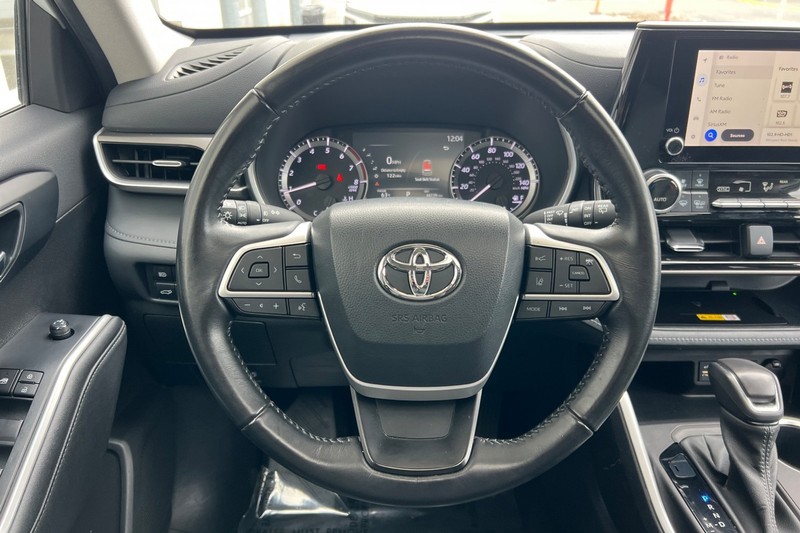 Toyota Highlander Vehicle Full-screen Gallery Image 24