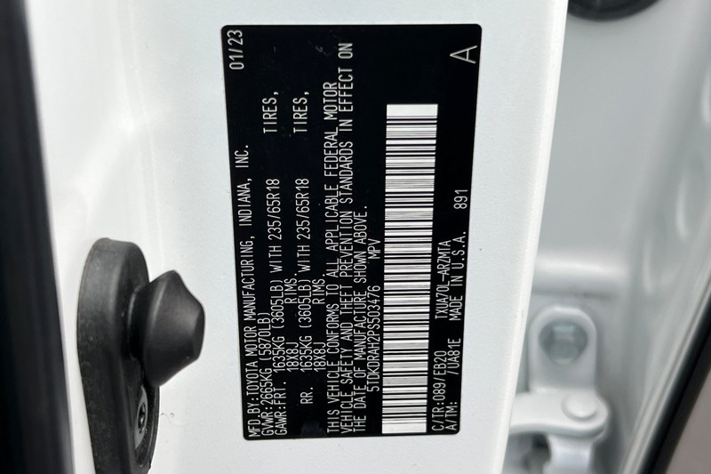 Toyota Highlander Vehicle Full-screen Gallery Image 29