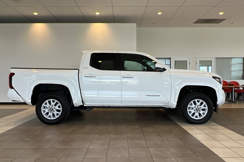 Toyota Tacoma 4WD Vehicle Full-screen Gallery Image 03