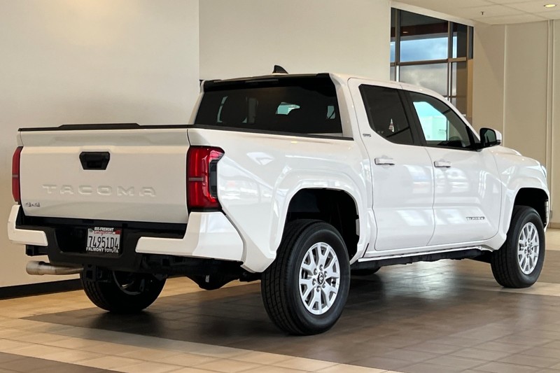 Toyota Tacoma 4WD Vehicle Full-screen Gallery Image 04