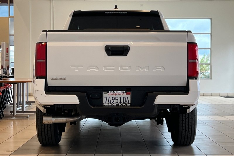 Toyota Tacoma 4WD Vehicle Full-screen Gallery Image 05