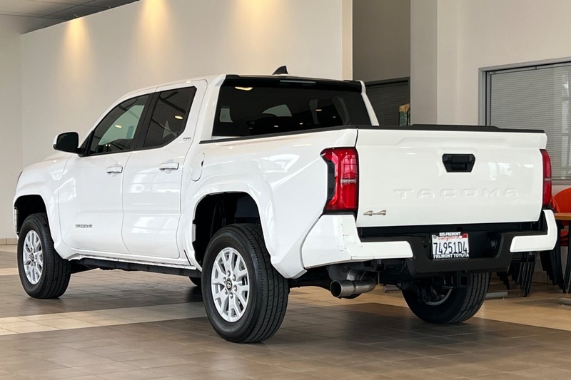 Toyota Tacoma 4WD Vehicle Full-screen Gallery Image 06