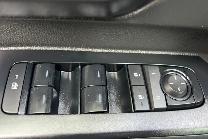 Toyota Tacoma 4WD Vehicle Full-screen Gallery Image 11