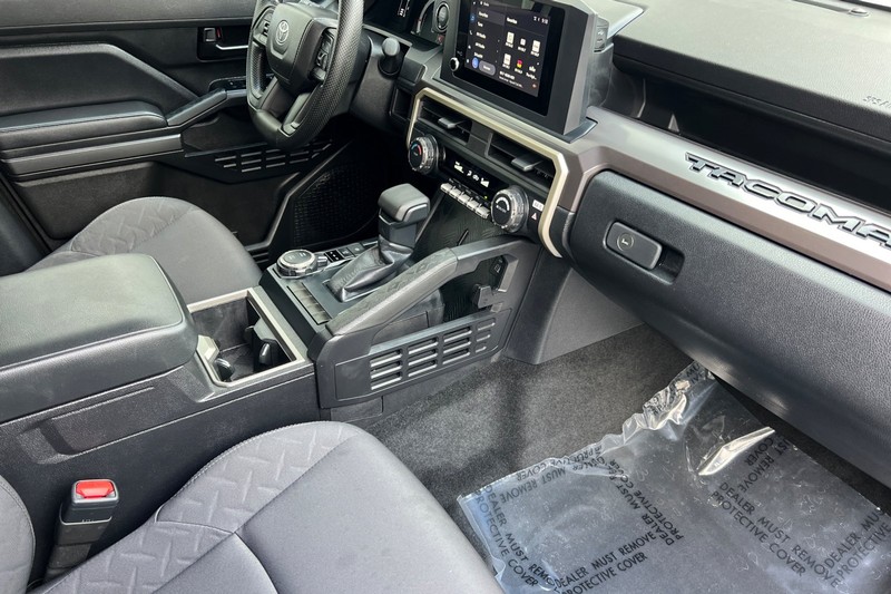 Toyota Tacoma 4WD Vehicle Full-screen Gallery Image 15