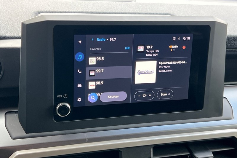 Toyota Tacoma 4WD Vehicle Full-screen Gallery Image 17