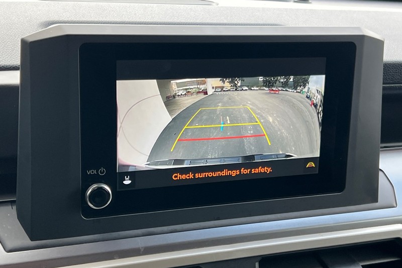 Toyota Tacoma 4WD Vehicle Full-screen Gallery Image 18