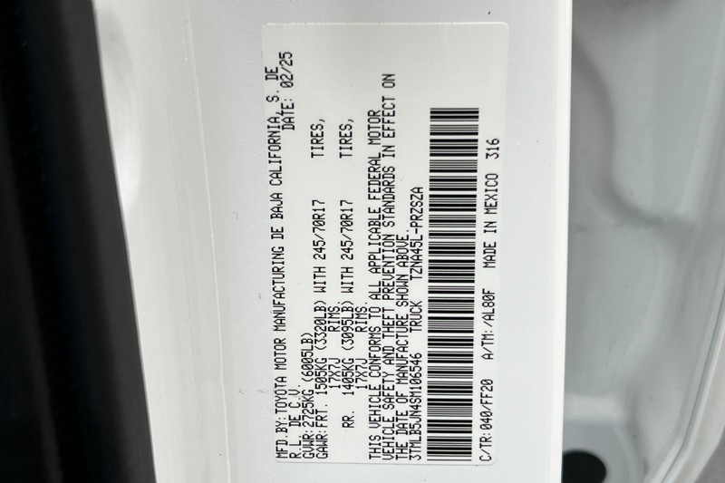 Toyota Tacoma 4WD Vehicle Full-screen Gallery Image 28