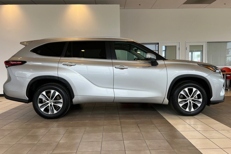 Toyota Highlander Vehicle Full-screen Gallery Image 03