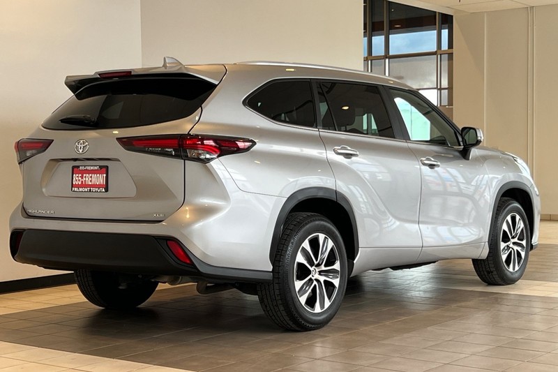 Toyota Highlander Vehicle Full-screen Gallery Image 04