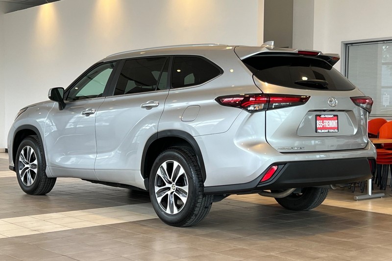 Toyota Highlander Vehicle Full-screen Gallery Image 06