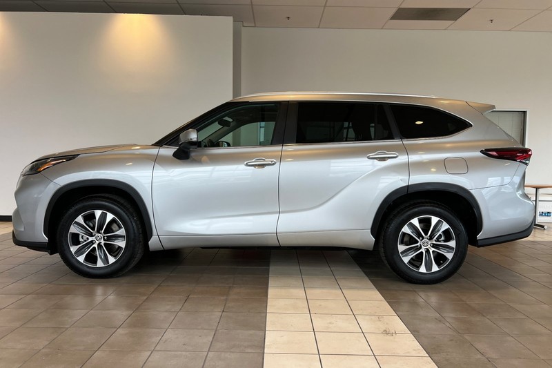 Toyota Highlander Vehicle Full-screen Gallery Image 07