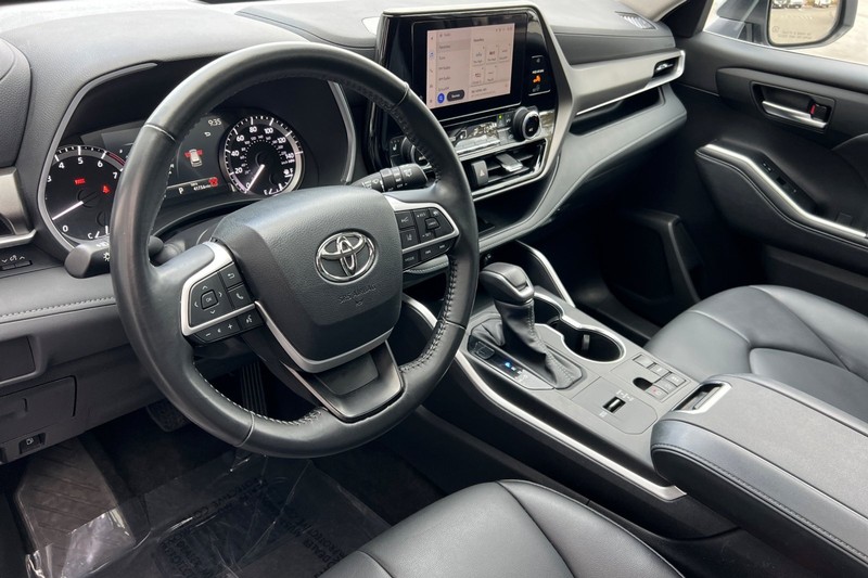 Toyota Highlander Vehicle Full-screen Gallery Image 10