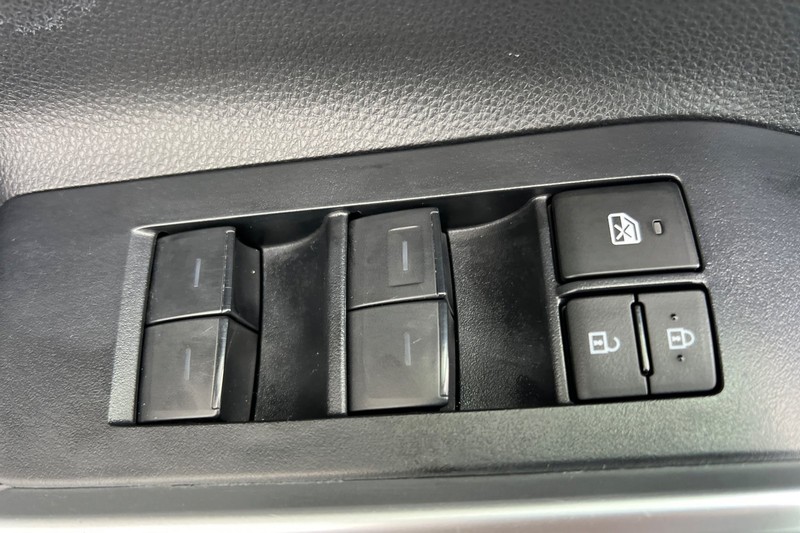 Toyota Highlander Vehicle Full-screen Gallery Image 11