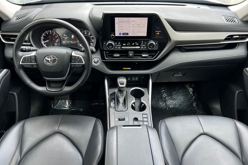 Toyota Highlander Vehicle Full-screen Gallery Image 13