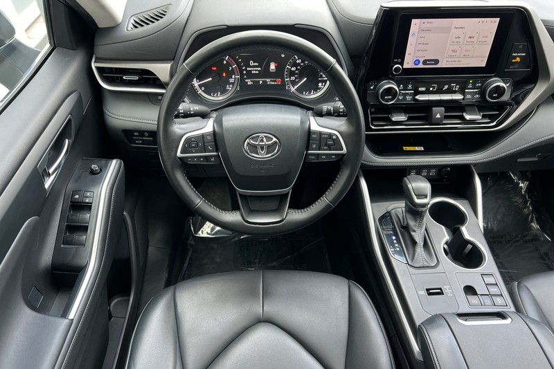 Toyota Highlander Vehicle Full-screen Gallery Image 14