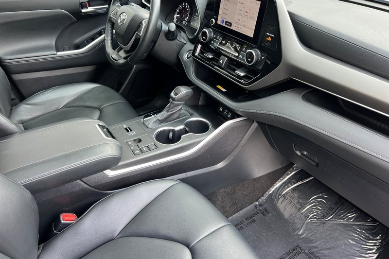 Toyota Highlander Vehicle Full-screen Gallery Image 17