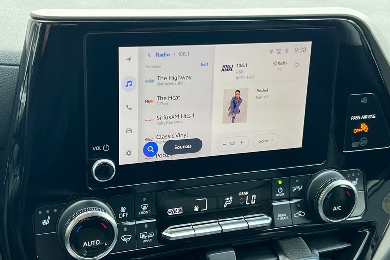 Toyota Highlander Vehicle Full-screen Gallery Image 19