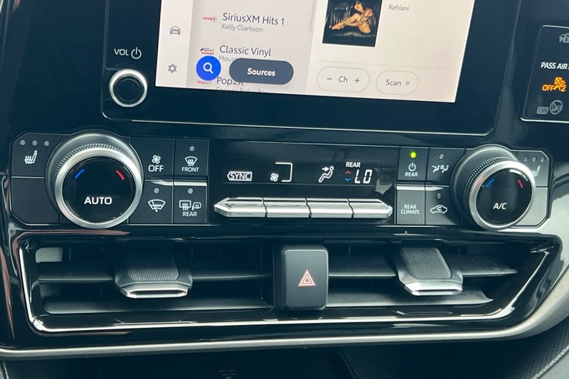 Toyota Highlander Vehicle Full-screen Gallery Image 21