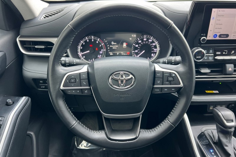 Toyota Highlander Vehicle Full-screen Gallery Image 24