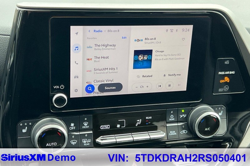 Toyota Highlander Vehicle Full-screen Gallery Image 29