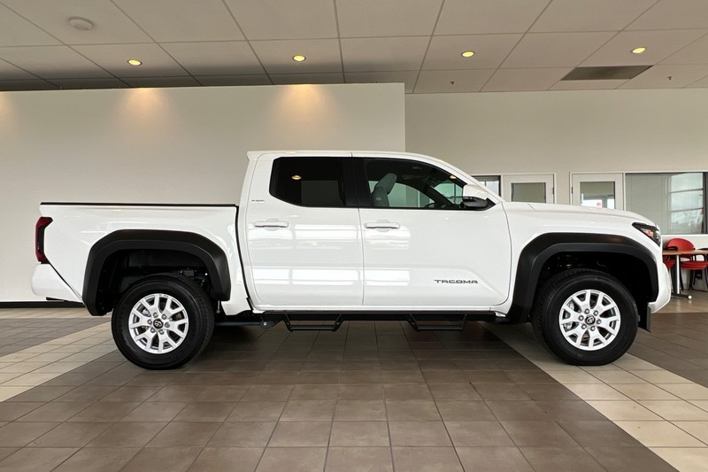 Toyota Tacoma 2WD Vehicle Full-screen Gallery Image 03