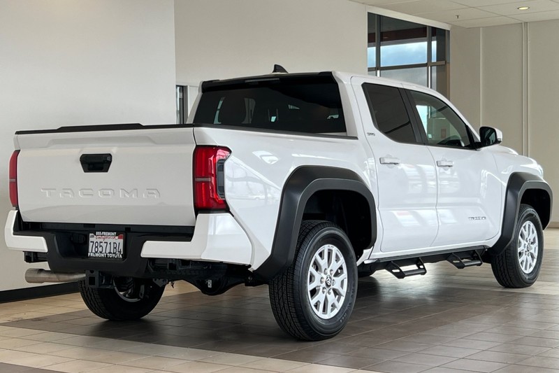 Toyota Tacoma 2WD Vehicle Full-screen Gallery Image 04