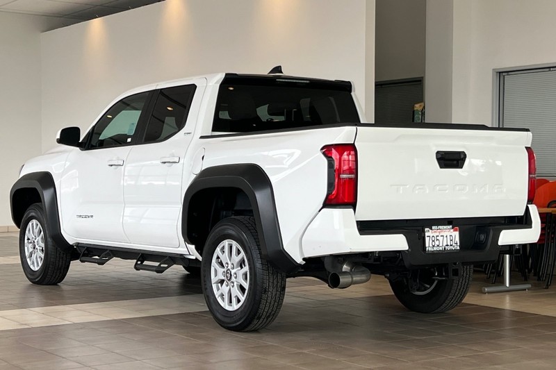 Toyota Tacoma 2WD Vehicle Full-screen Gallery Image 06