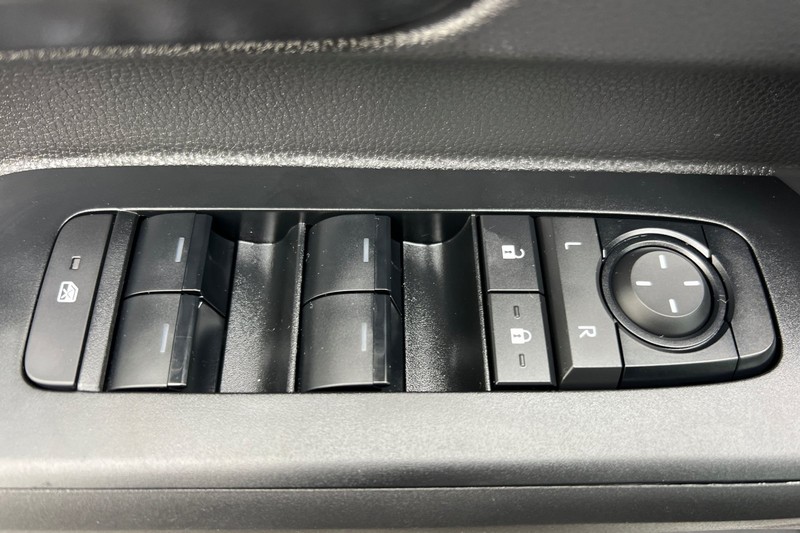 Toyota Tacoma 2WD Vehicle Full-screen Gallery Image 11