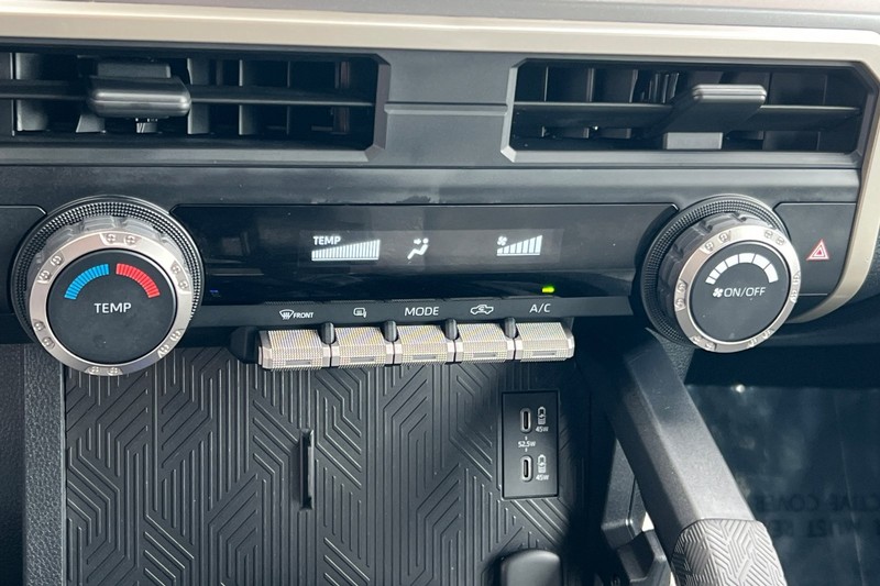 Toyota Tacoma 2WD Vehicle Full-screen Gallery Image 19