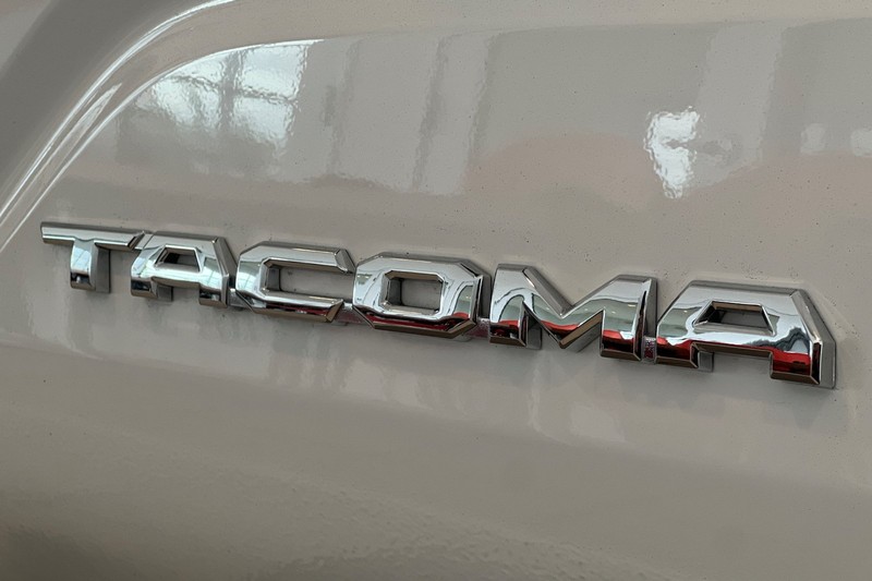 Toyota Tacoma 2WD Vehicle Full-screen Gallery Image 26