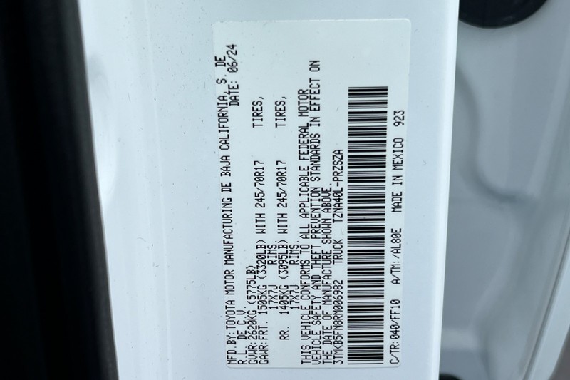 Toyota Tacoma 2WD Vehicle Full-screen Gallery Image 27