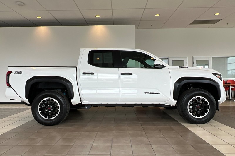 Toyota Tacoma 4WD Vehicle Full-screen Gallery Image 03