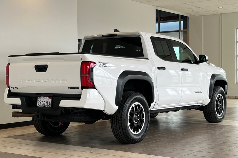 Toyota Tacoma 4WD Vehicle Full-screen Gallery Image 04