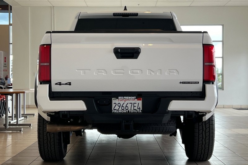 Toyota Tacoma 4WD Vehicle Full-screen Gallery Image 05