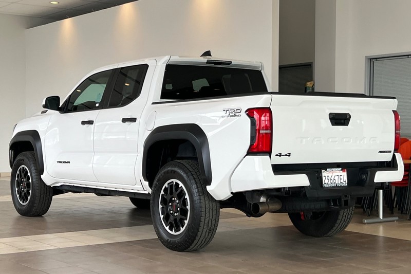 Toyota Tacoma 4WD Vehicle Full-screen Gallery Image 06