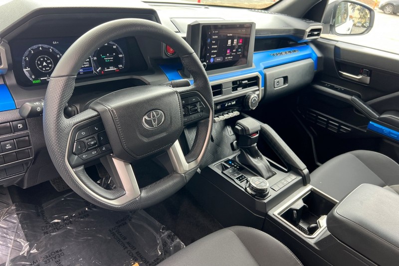 Toyota Tacoma 4WD Vehicle Full-screen Gallery Image 10