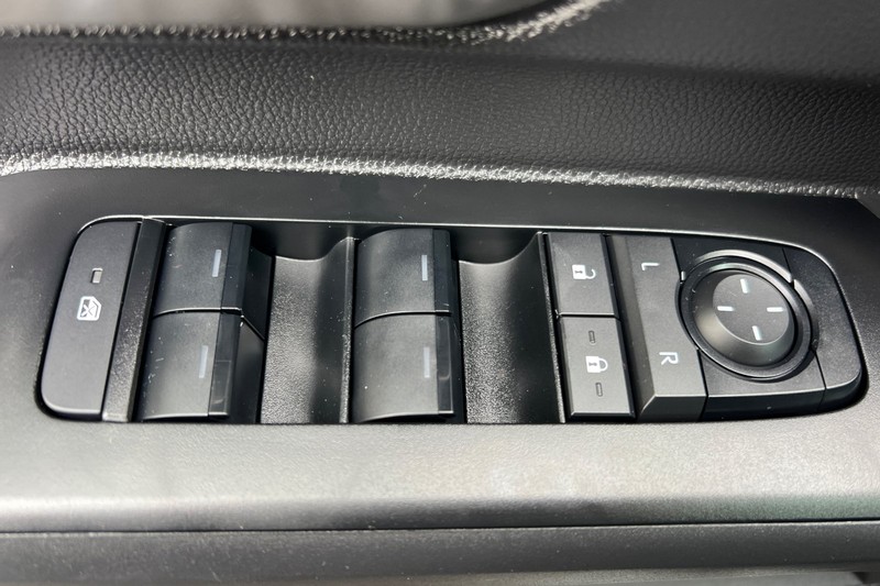 Toyota Tacoma 4WD Vehicle Full-screen Gallery Image 11