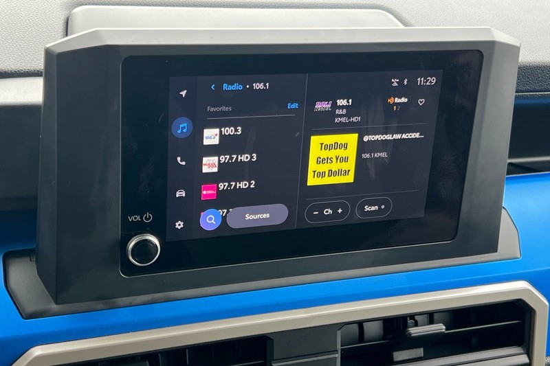 Toyota Tacoma 4WD Vehicle Full-screen Gallery Image 17