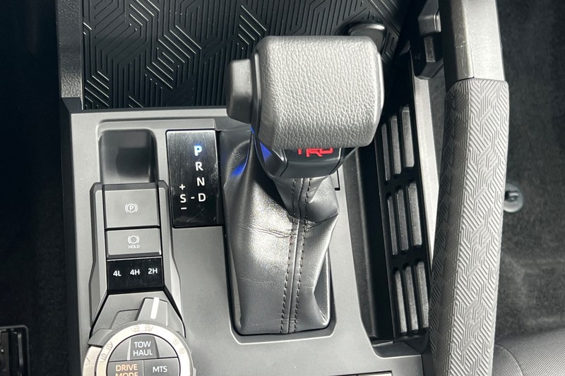 Toyota Tacoma 4WD Vehicle Full-screen Gallery Image 20