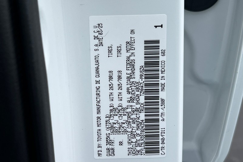 Toyota Tacoma 4WD Vehicle Full-screen Gallery Image 28