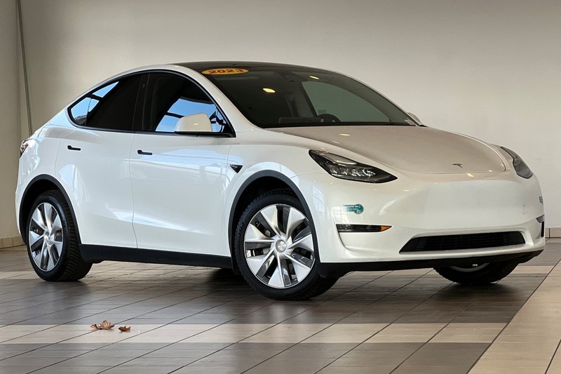 Tesla Model Y Vehicle Full-screen Gallery Image 02