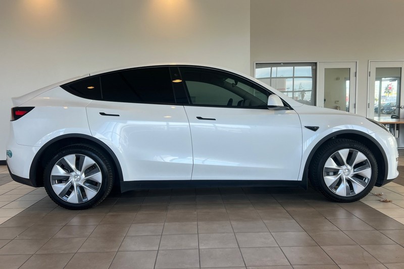 Tesla Model Y Vehicle Full-screen Gallery Image 03