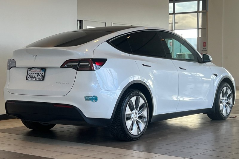 Tesla Model Y Vehicle Full-screen Gallery Image 04