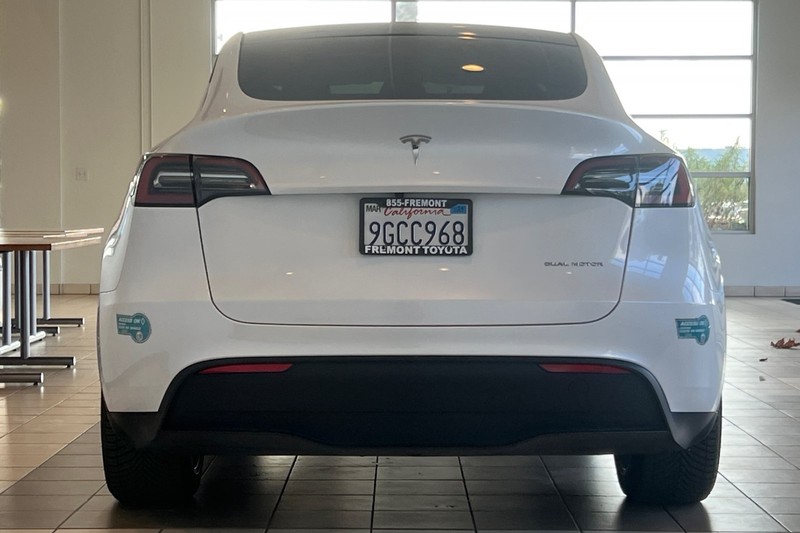 Tesla Model Y Vehicle Full-screen Gallery Image 05