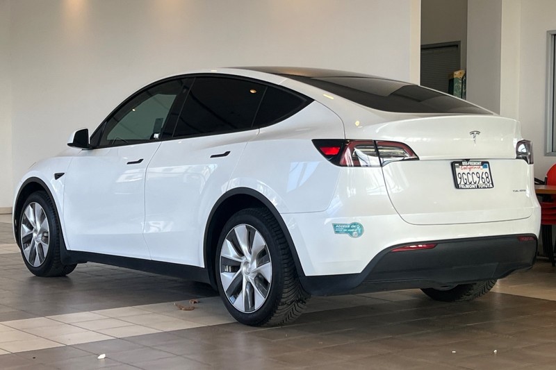 Tesla Model Y Vehicle Full-screen Gallery Image 06