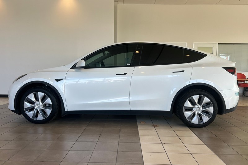 Tesla Model Y Vehicle Full-screen Gallery Image 07